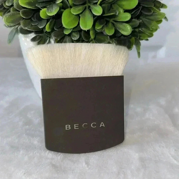 BECCA MULTI USE BRUSH - Picture 5 of 5